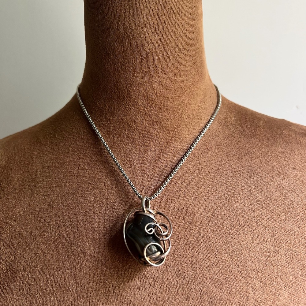 Wire Wrapped Black Stone Pendant Necklace 16-18 Inch Silver Tone‎ Whimsical